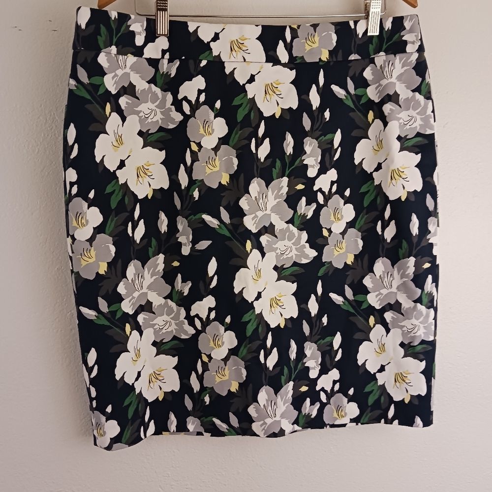 Ann Taylor floral print pencil skirt size 16. New with tags